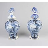 Zwei von Delft Fayence bedeckte Vasen Landschaften / Figuren / Blumendekore. Markiert de Klaauw. 18.
