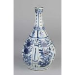 Flaschenförmige Vase aus chinesischem Porzellan aus dem 17. Jahrhundert mit Blumendekor und