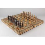 Östliches Speckstein-Schachspiel mit Intarsien-Schachbrett. Marokko / Türkei. Abmessungen: 16 x 50 x