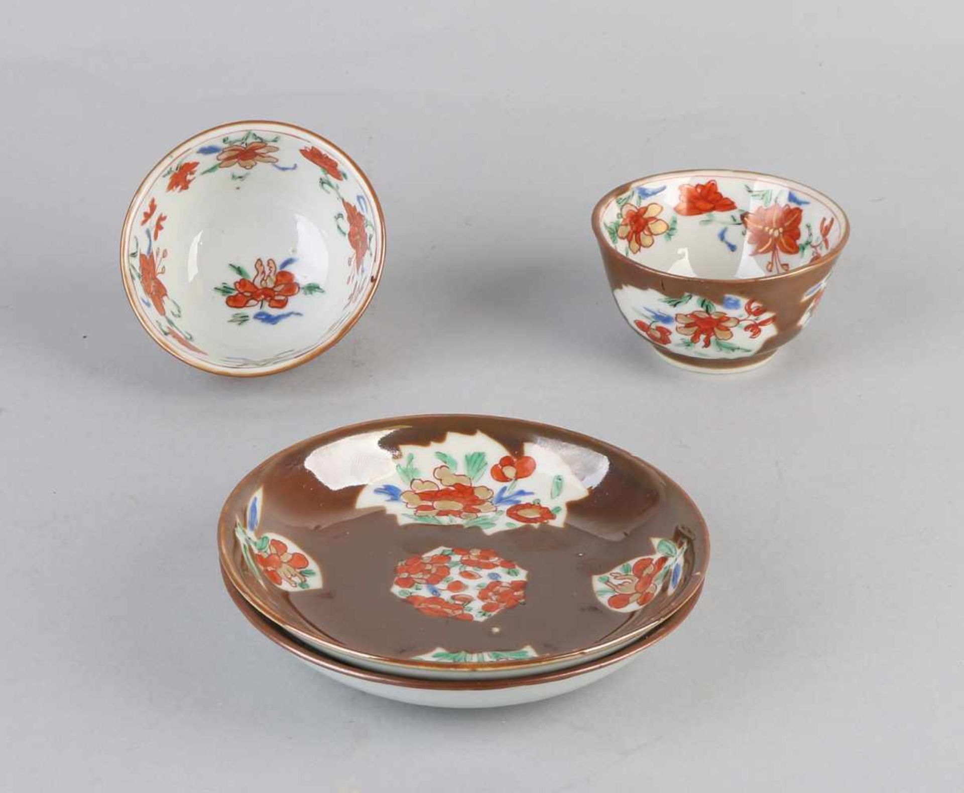 Zwei chinesische Porzellan Capucijn Tasse und Untertassen aus dem 19. Jahrhundert. Mit Blumen- /