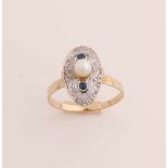 Ring, 333/000, mit Saphir und Perle. Ring mit einer ovalen weißen Fassung, besetzt mit 2 runden