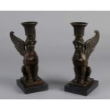 Zwei Kerzenhalter im Empire-Stil aus Bronze mit Karyatiden auf schwarzem Marmorsockel. 21.