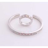 Silberarmband und Ring, 925/000, ein Clipband und ein Hohlprofilring, besetzt mit 5 runden