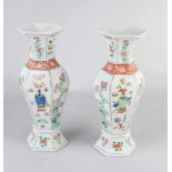 Zwei chinesische oder japanische Porzellanvasen. Sechseckig mit Family Rose / Blumen / Vasen /