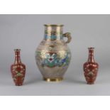 Drei japanische Cloisonne-Vasen. Einmaliges Blumen- / Goldset um 1900. Einmaliges Blumenmuster des