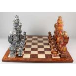 Amerikanisches Schachspiel mit mittelalterlichen Figuren, Plastik, Metallfarben + Walnuss-
