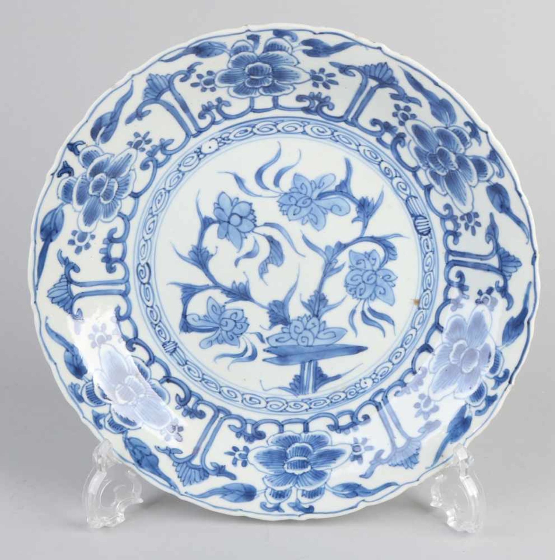 Große chinesische Porzellan-Kang-Xi-Schale mit Blumendekor, konturiertem Rand und Bodenmarkierung.