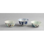 Drei chinesische Porzellantassen. Bestehend aus: Blau / Weiß mit Figuren und Vasen Dekor.