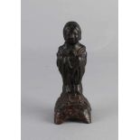 Antike chinesische Bronzefigur. Geisha. Restvergoldung. Größe: 15,5 cm. In guter Kondition.