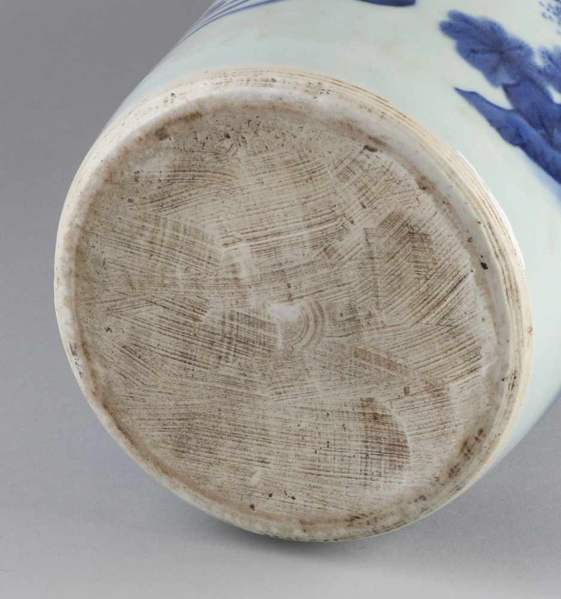 Große blau / weiße Schriftrollenvase aus chinesischem Porzellan mit Berglandschaft / Figuren / - Bild 3 aus 3