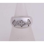 Konvexer Weißgoldring, 750/000, mit Diamant. Konvexer Ring mit Diamanten im Brillantschliff,