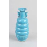 Chinesische Porzellanvase mit blauer Glasur und Bodenmarkierung. Abmessungen: H 19 x Ø 7,5 cm. In