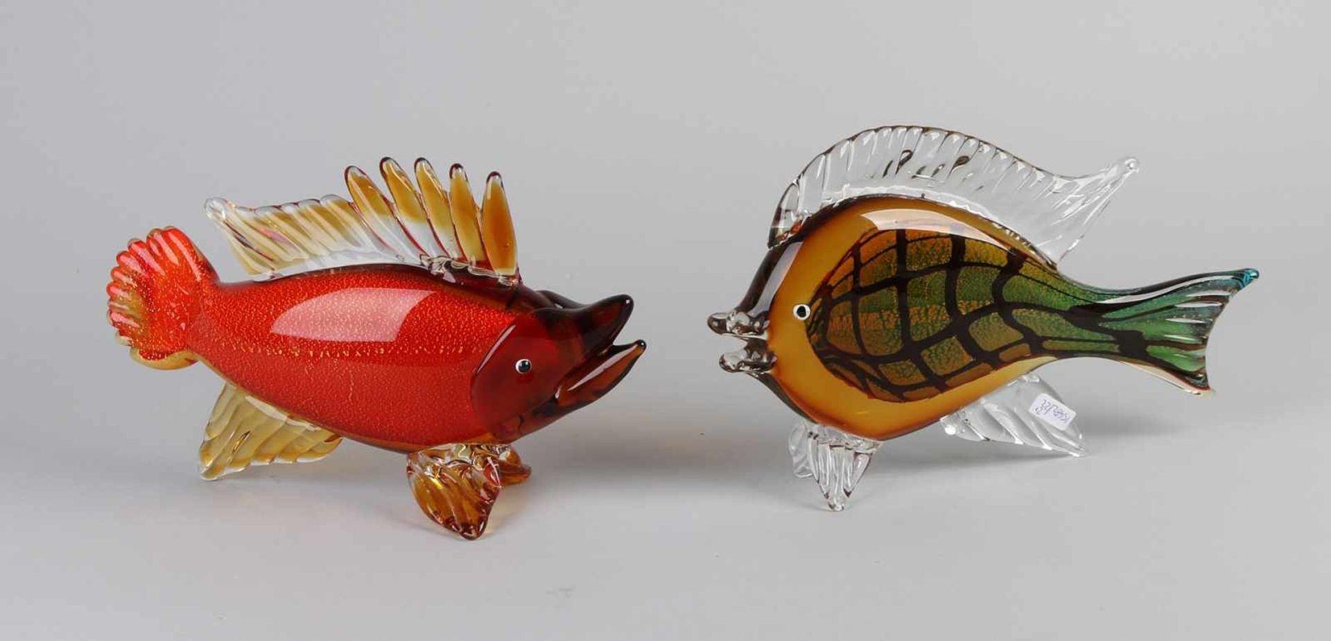 Zwei moderne Kunstglasfische. Verschiedene Techniken. 21. Jahrhundert. Größe: 31 - 32 cm. In guter