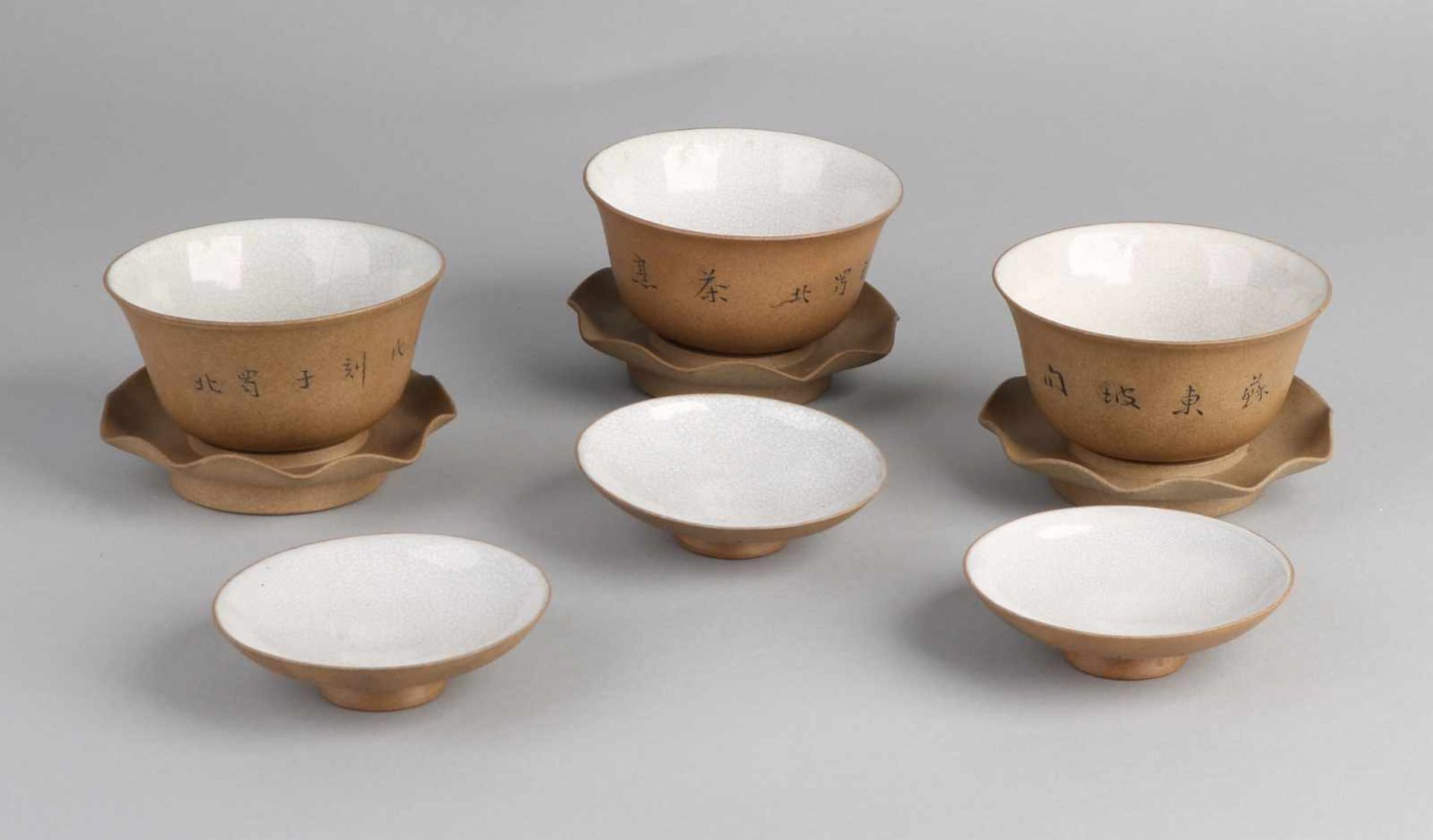 Drei separate dreiteilige Tassen aus chinesischem Porzellan mit Teeglasur und Reißverschlusstext. - Bild 2 aus 2