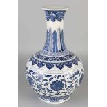 Große blaue und weiße Vase aus chinesischem Porzellan mit Blumendekor. Untere Markierung.