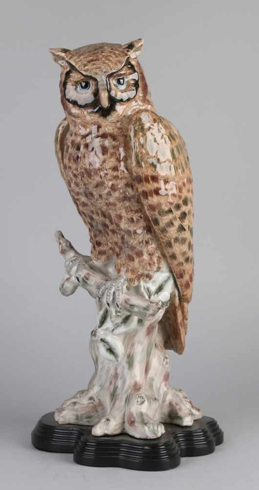 Große handbemalte Poseleine-Eule am Stamm mit Holzsockel. 20. Jahrhundert. Größe: 46 cm. In guter