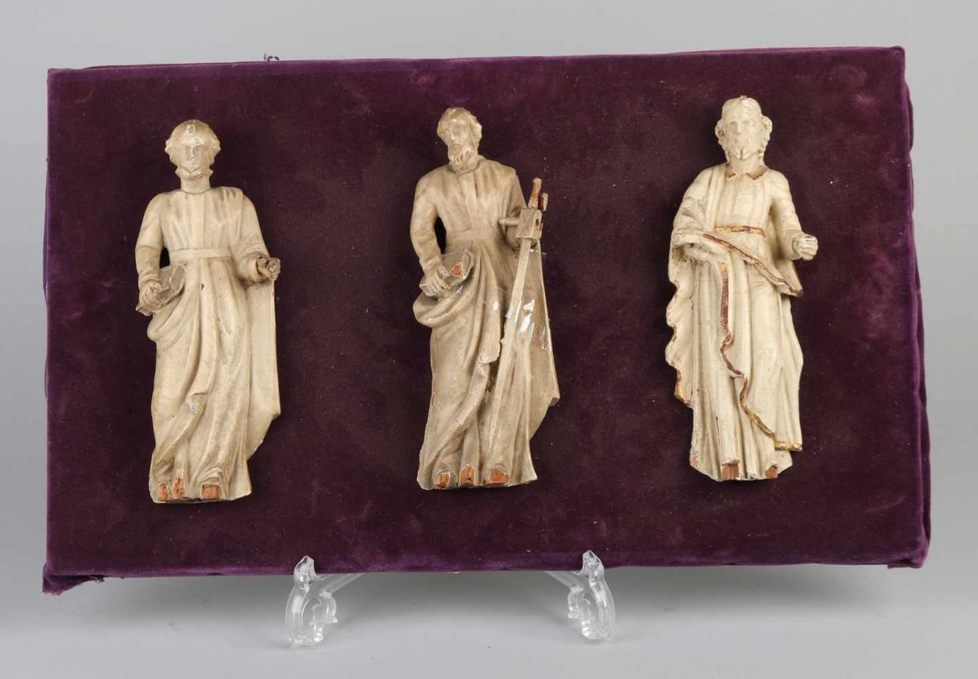 Drei holzgeschnitzte heilige Figuren aus dem 17. - 18. Jahrhundert mit originaler Polychromie.
