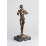 Bronzefigur auf schwarzem Marmorsockel. Erotische Dame. 21. Jahrhundert. Chip. Größe: 33 cm. In