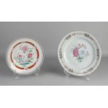 Zwei Famille Rose-Teller aus chinesischem Porzellan aus dem 18. - 19. Jahrhundert mit Blumendekor.