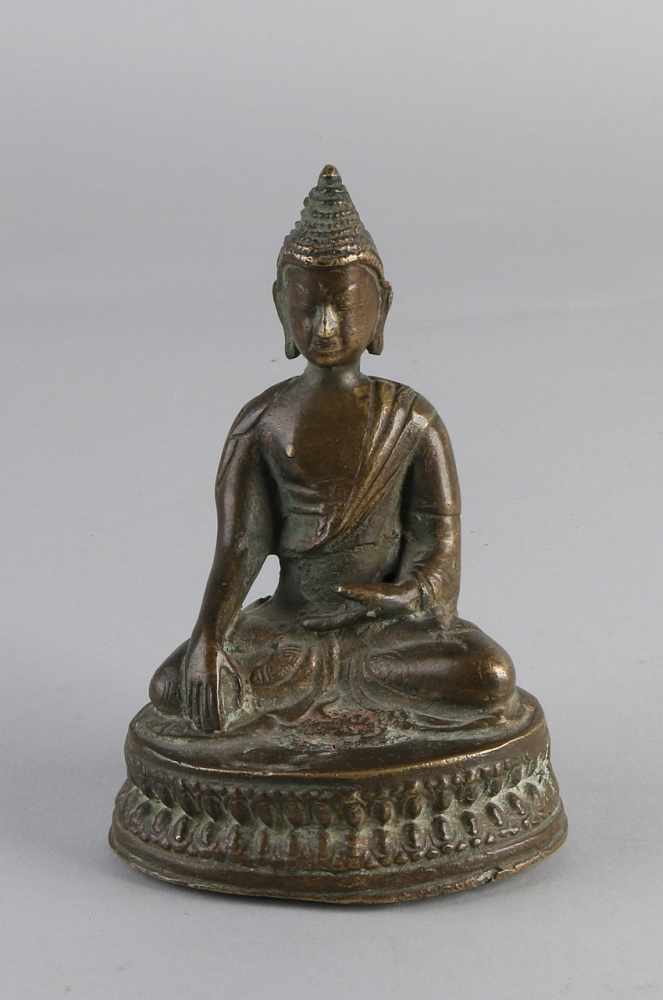 Antiker chinesischer oder tibetischer Bronzebuddha in Lotussitz. Abmessungen: 15 x 9,5 x 7,2 cm.