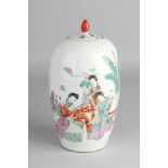 Mit chinesischem Porzellan überzogene Vase aus dem 19. Jahrhundert mit Figuren im Gartendekor,