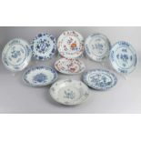 Neun verschiedene chinesische Porzellanteller aus dem 18. Jahrhundert, darunter Queng Lung, Imari.