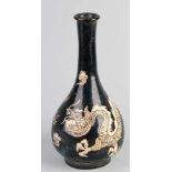 Chinesische Porzellanvase mit schwarzer Knisternglasur und Drachendekoration. Gesungener Stil.