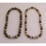 Zwei Halsketten mit Perlen aus organischem Material mit Magnetverschluss. Eine Halskette mit
