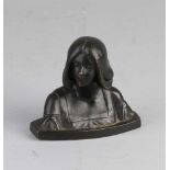 Bronze Jugendstil Büste. Junge Frau. Um 1910. Abmessungen: 9 x 10,5 x 5,5 cm. In guter Kondition.<b