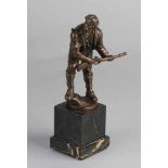 Antike Bronzefigur auf schwarzem Marmorsockel. Jäger mit Gewehr. Um 1900. Größe: 23 cm. In guter