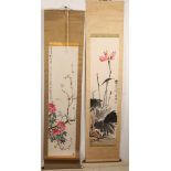Zwei alte chinesische Rollbilder mit Blumendekor und Text. Unterzeichnet. Abmessungen: H 190 x B 115