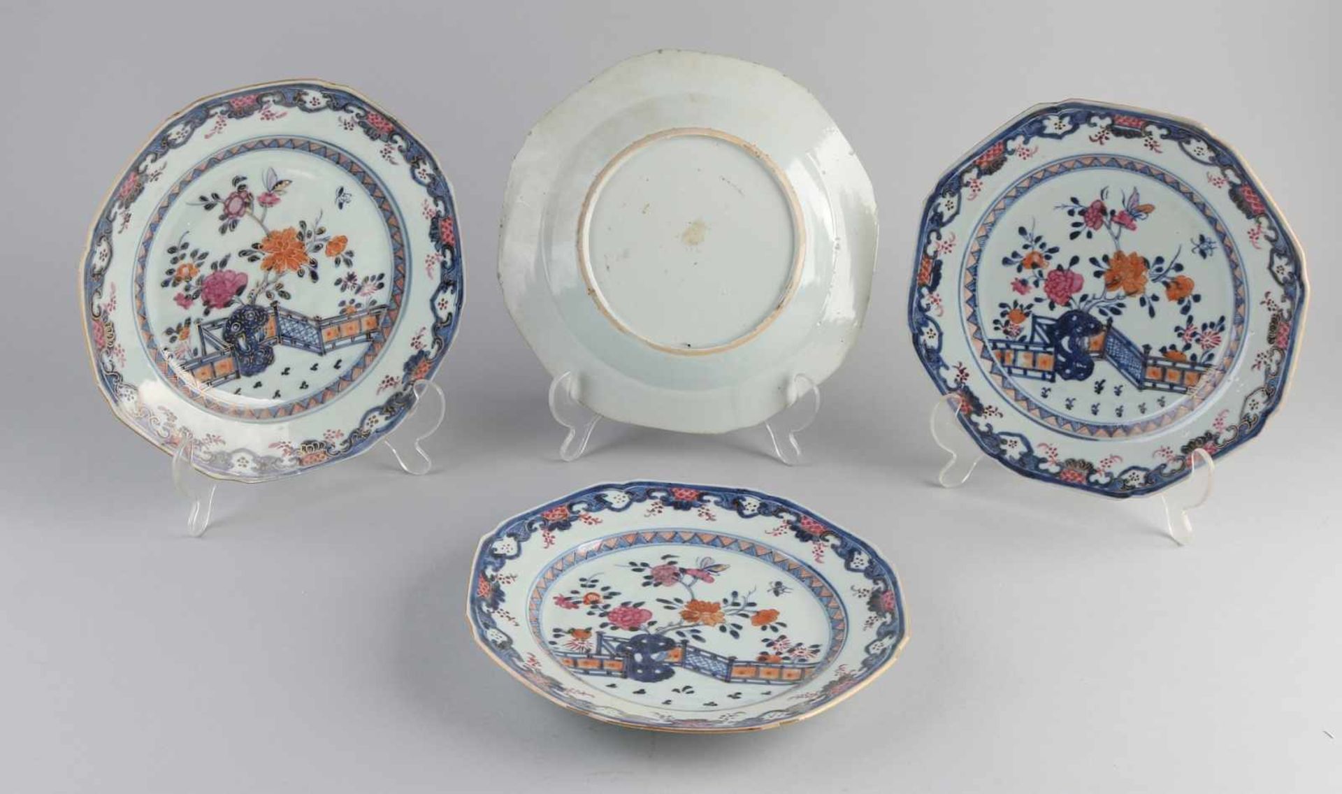 Vier chinesische Porzellanteller aus dem 18. Jahrhundert. Achteckige Teller mit Gartendekor. Eins