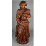 Große holzgeschnitzte Figur. Frau mit Garben von Mais. 20. Jahrhundert. Größe: H 101 cm. In guter