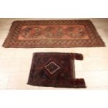 Zwei Perserteppiche. Eine Kameltasche. Ein Kelim Teppich in Sandfarben. Größe: 90 x 71 cm. / 200 x