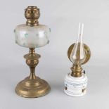 Zwei antike Petroleumlampen. Eine Jugendstil Glasleuchte, um 1900. Eine Petroleumlampe mit