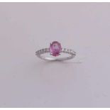 Weißgoldring, 585/000, mit rosa Saphir und Diamant. Ring mit einem ovalen facettierten rosa Saphir