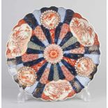 Japanischer Imari-Porzellanteller aus dem 19. Jahrhundert mit Blumen- / Golddekor. Umrissener