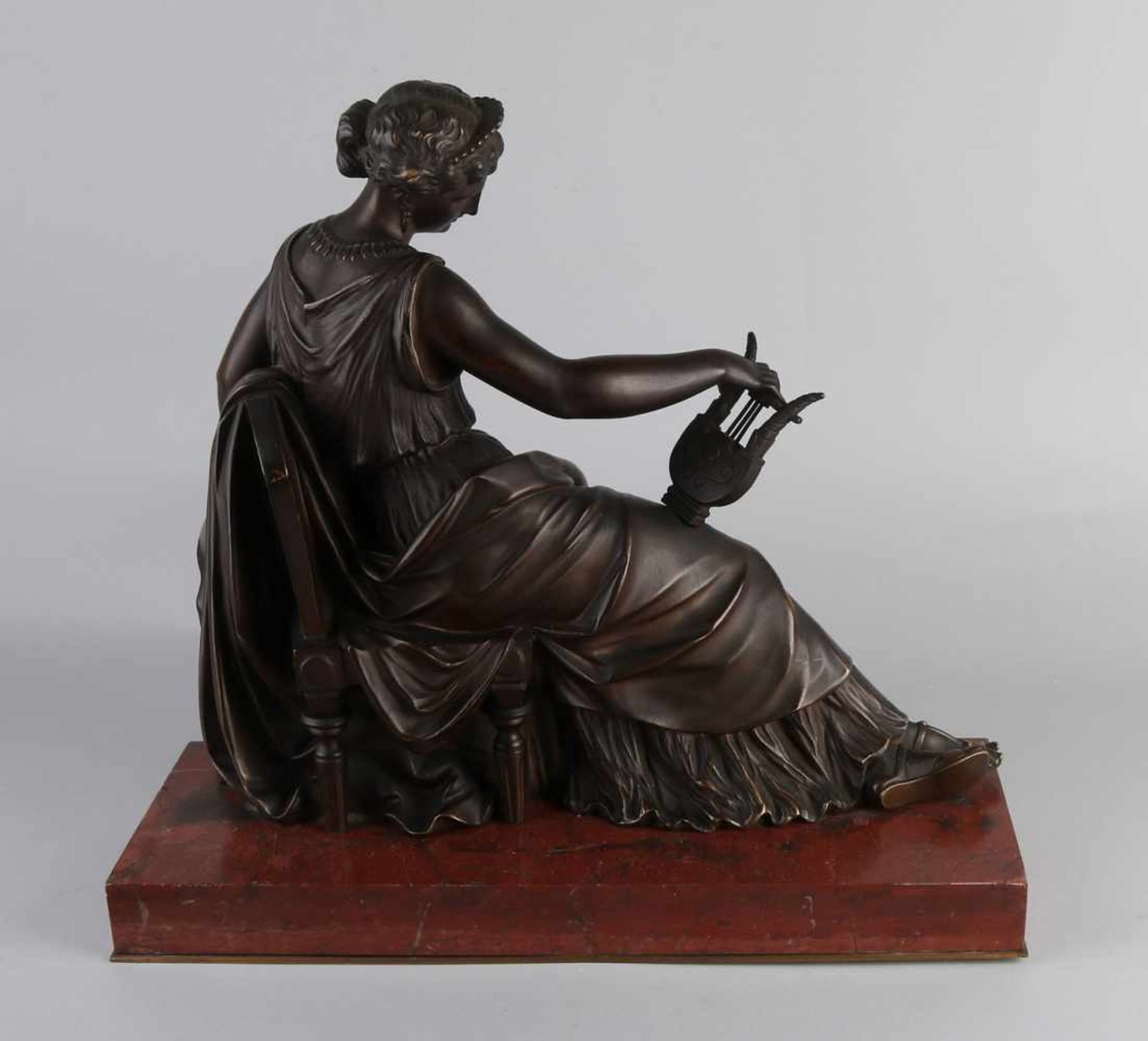 Bronzefigur aus dem 19. Jahrhundert auf rotem Marmorsockel. Griechische Frau mit Lyra. - Bild 2 aus 2
