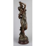 Große antike französische Kompositionsmetall-Jugendstilfigur. Dame mit Blumen. Etwas erotisch. Arm