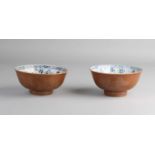 Zwei chinesische Porzellan-Kapuzinerschalen aus dem 18. bis 19. Jahrhundert mit Blumendekor auf