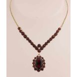 Gelbgoldhalsband, 585/000, mit Granate. Ovale Gourmet-Halskette mit einem V-förmigen Element in