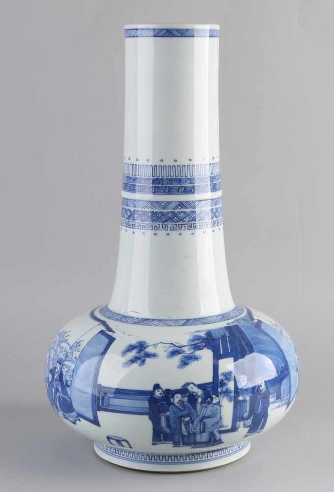 Seltene chinesische Porzellanpfeifenvase mit rundum figürlicher Dekoration. Zwei minimale Chips. - Image 2 of 3