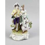 Große deutsche Sitzendorfer Porzellanfigur. Paar in Barockkleidung gekleidet. Zwei Vasen auf der