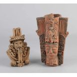Zwei südamerikanische Terrakotta-Figuren, Maya. Ein Mann spuckt mit Kopfbedeckung, Bodenfund. Eine