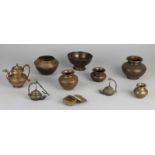 Neun Teile Persisch / Arabisch. Antiquität. Bronze, Kupfer. Unter anderem: Vasen, Öllampe, Deckelbox