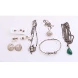 Viel Silberschmuck mit verschiedenen Ohrsteckern, Halsband mit Perle, 2 Ketten mit Anhänger und