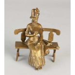 Antike Bronzefigur. Lesende Frau auf Gartenbank. Um 1915. Größe: 12 x 11 x 7 cm. In guter