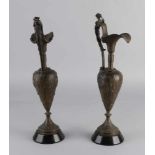 Zwei antike dekorative Vasen aus französischem Kompositionsmetall mit schwarzem Marmorsockel.