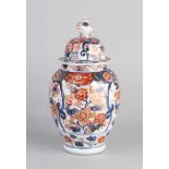 Antik Gold Imari Porzellan Deckeltopf mit Blumendekor. 19. Jahrhundert. Größe: H 28 cm. In guter