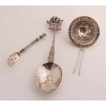 Dreiteiliges Silber mit einem Erinnerungslöffel mit einer Darstellung mit einer Mühle in der